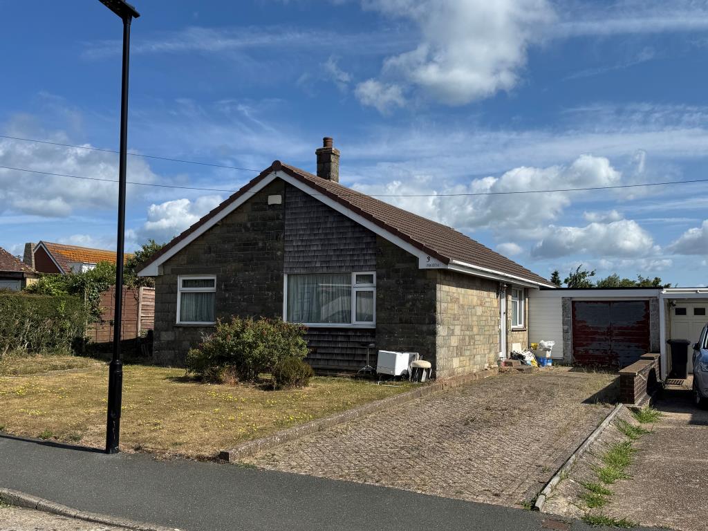 Lot: 141 - FREEHOLD THREE-BEDROOM DETACHED BUNGALOW FOR IMPROVEMENT - The Front of the Bungalow and Garage